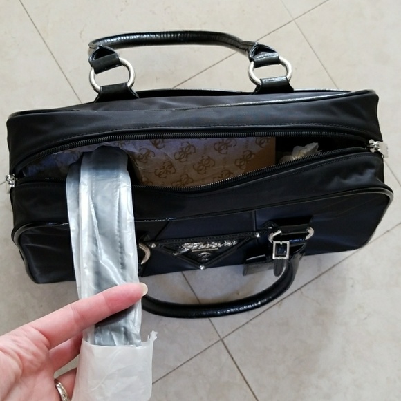 Nwt Guess classic travel carry on bag - Picture 7 of 9